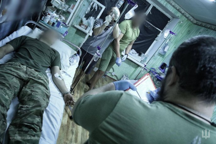 Тут рятують життя воїнів: 128 бригада показала фото зі стабілізаційного пункту – 07 Тут рятують життя воїнів: 128 бригада показала фото зі стабілізаційного пункту – 07