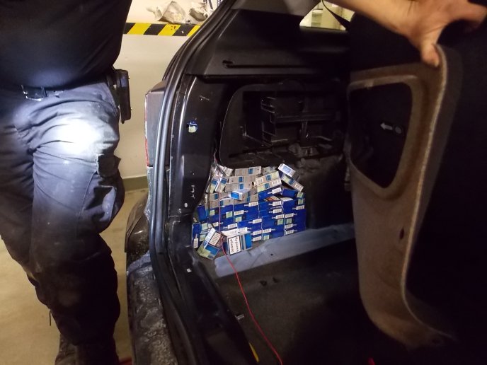 Підприємливий італієць напакував свою автівку цигарками – 04