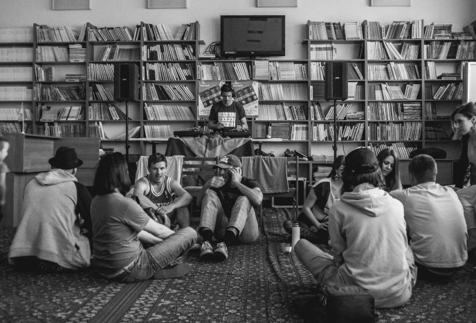 У Закарпатськй обласній бібліотеці ужгородці танцювали під "Круглий звук" – 02