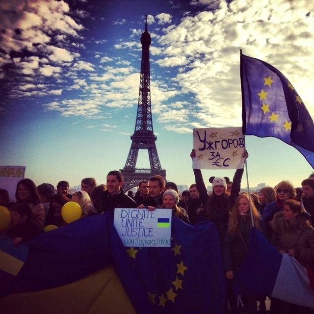 Ужгородка у Парижі під Ейфелевою вежею мітингує у підтримку України (ФОТО) – 01