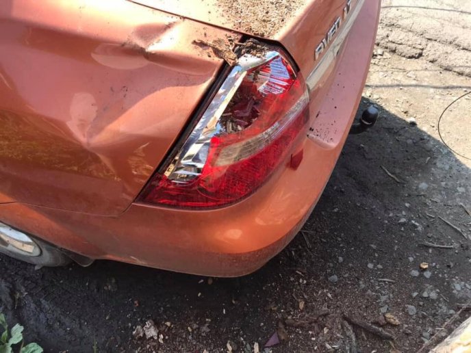 У Сваляві дерево впало на автівку – 01 У Сваляві дерево впало на автівку – 01