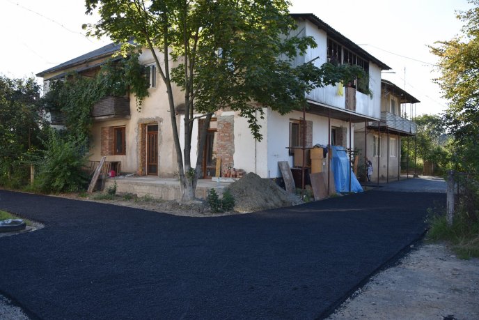 В Іршаві бригада жінок ремонтує дороги – 05