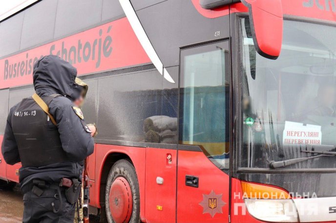 Перевіряють у всіх документи: на в’їзді в область працюють 4 блокпости – 04