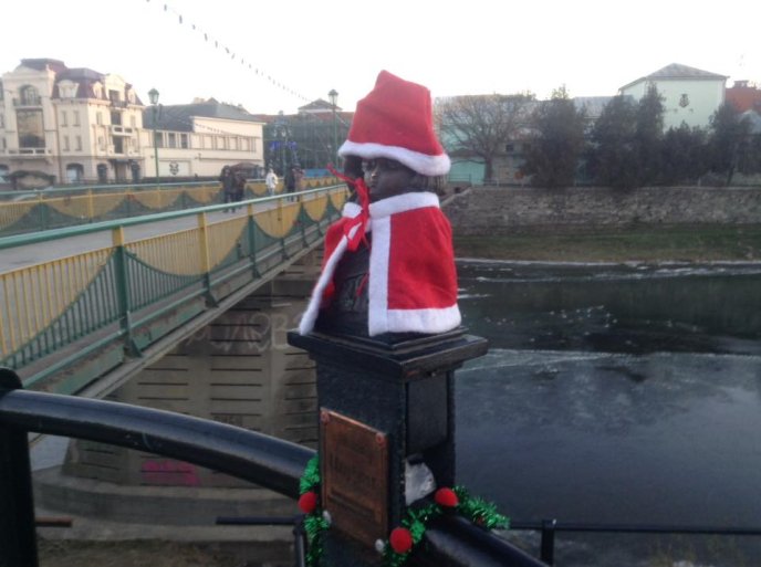 В Ужгороді "по-новорічному" прикрасили Свободку – 03