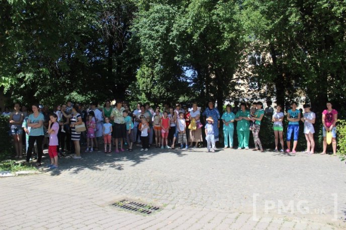 Студенти МКТЕК влаштували свято дітям, які лікуються у Закарпатській дитячій лікарні – 05