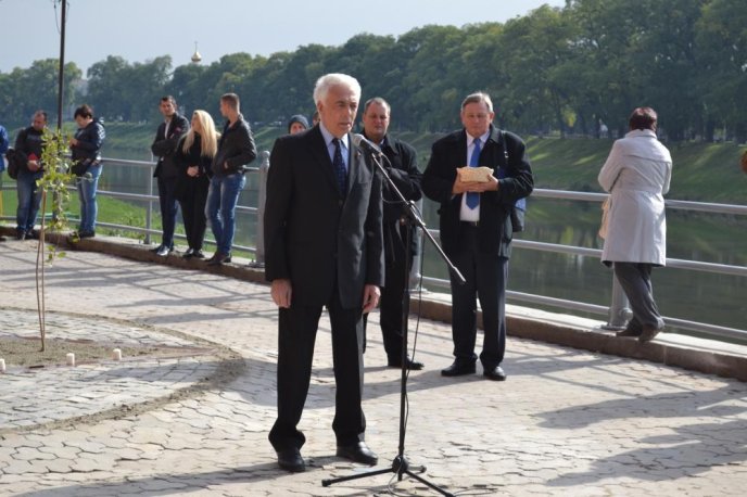 В Ужгороді відкрили пам’ятний знак жертвам Голокосту у вигляді шестикутної зірки Давида – 09
