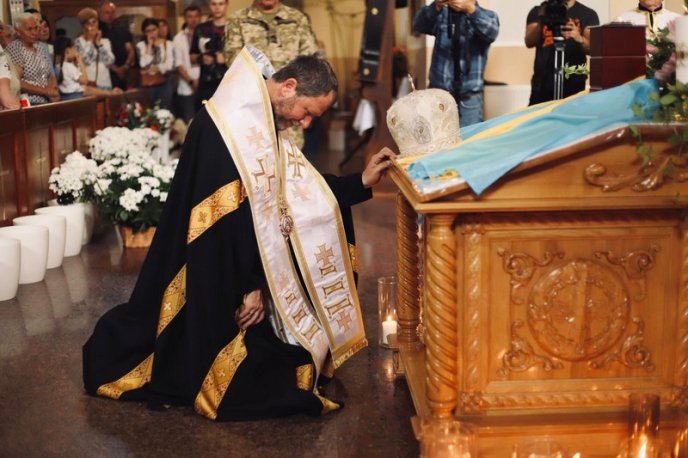 На похорон прийшли сотні людей: Мукачево попрощалося із Романом Жуком – 16