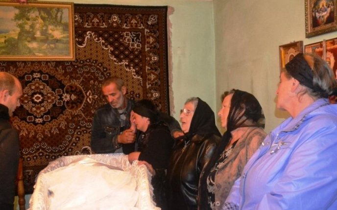 У Буштині лампадками та живою колоною зустріли загиблого бійця Павла Дурунду – 05