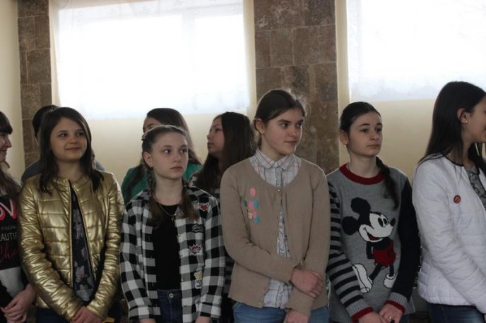 У фойє ЗОШ №13 міста Мукачева урочисто відкрили стінопис "Берегині слова" – 03 У фойє ЗОШ №13 міста Мукачева урочисто відкрили стінопис "Берегині слова" – 03