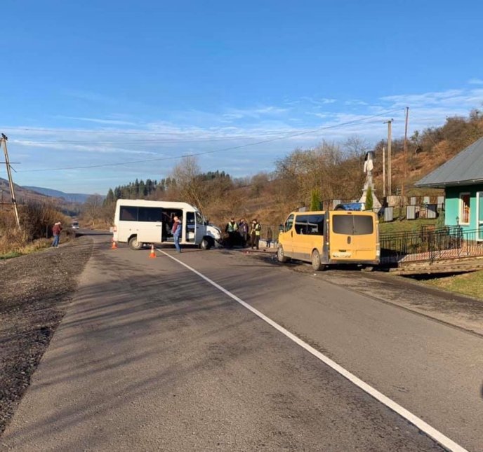 Водій зіткнувся з припаркованим автомобілем: є постраждалі – 02