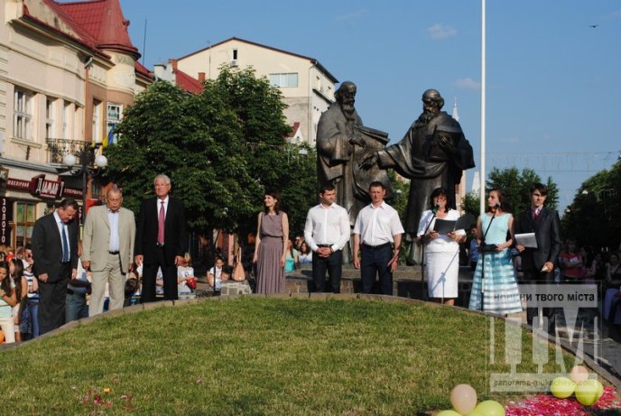 У центрі Мукачева відбувся урочистий парад випускників (ФОТО) – 31