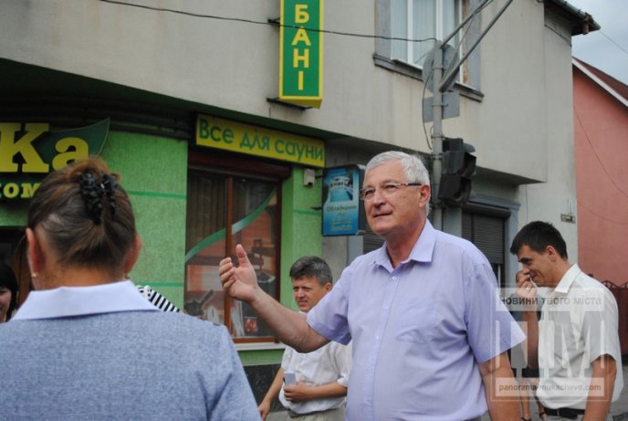 Сьогодні Мукачево мітингувало: сотні жінок перекрили дорогу та вимагали не забирати чоловіків у армію (ФОТО) – 40