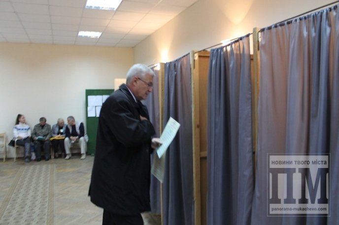Мер Мукачева віддав свій голос за "лідера" та "партію, яка принесе зміни" (ФОТО) – 02