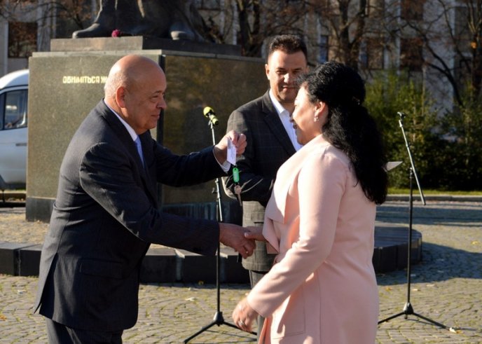 Тринадцять закарпатських шкіл отримали нові автобуси – 05