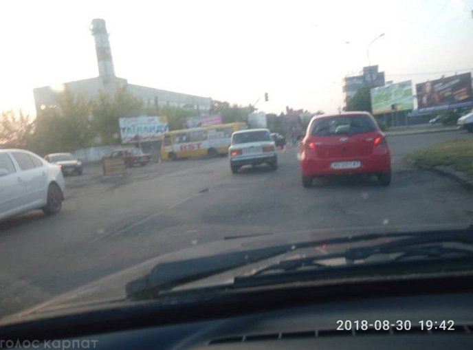 Ввечері в Ужгороді, на перехресті вулиць Грушевського та Заньковецької, сталася аварія – 01