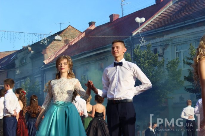 Мукачівські випускники станцювали прощальний вальс у центрі міста – 36
