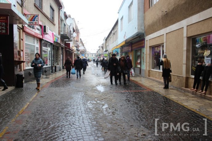 Одна з центральних вулиць Мукачева перетворилась на суцільну калюжу – 01