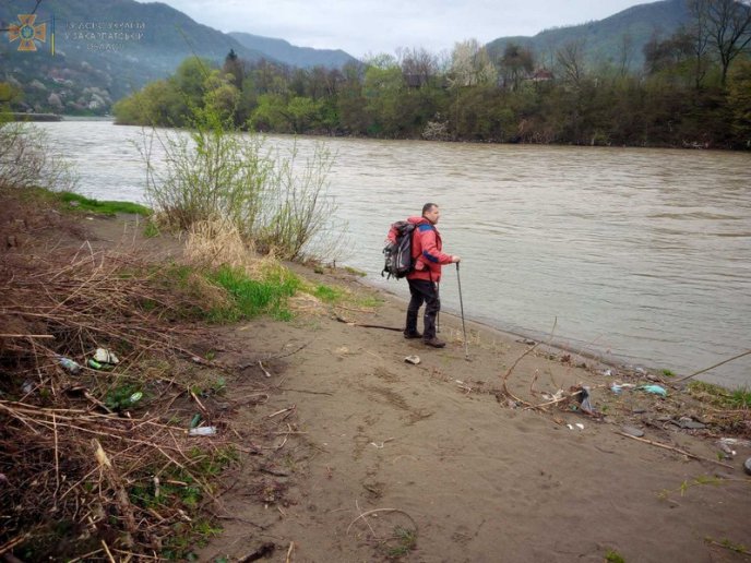 Водолази шукають водія, який на автомобілі з’їхав у річку і зник – 01 Водолази шукають водія, який на автомобілі з’їхав у річку і зник – 01