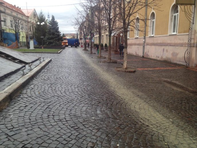 Безлад у центрі Мукачева: будівельники зливали бетонний розчин в каналізацію – 05