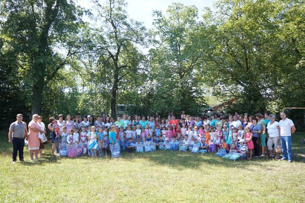 В рамках благодійної акції до Дня знань нові ранці отримали близько 3800 першокласників Тячівщини та Рахівщини – 08 В рамках благодійної акції до Дня знань нові ранці отримали близько 3800 першокласників Тячівщини та Рахівщини – 08