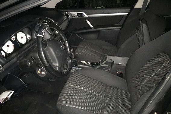 Нахабне викрадення автомобіля: чоловік накинувся на водія і заволодів машиною – 03