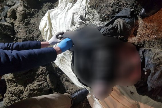 У Хусті мати з сином вбили чоловіка, тіло скинули у колодязь, засипали його і забетонували – 01