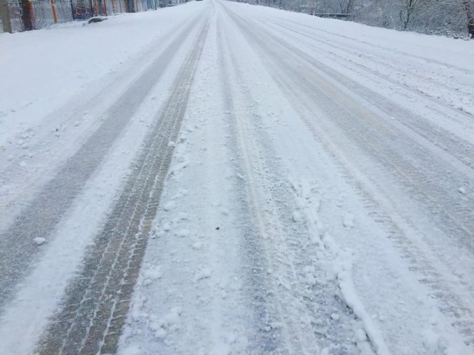 На Карпатських перевалах через сильні снігопади утворились кількакілометрові затори – 03