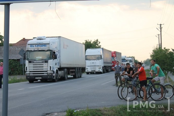 Мешканці Ракошина не збираються відкривати трасу міжнародного сполучення "Київ-Чоп" – 23