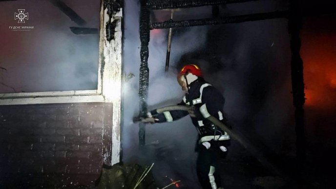 У селищі Солотвино горів будинок – 04