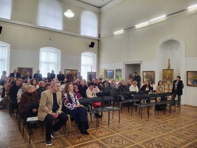 У Закарпатському обласному музеї відкрили виставку Віктора Сірка – 04