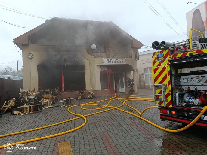 У Мукачеві горів меблевий магазин: вогнеборці показали наслідки пожежі – 01
