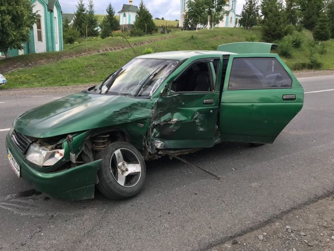 У Мукачеві сталась ДТП: "Toyota Land Cruiser" протаранила "десятку", всередині якої були діти – 01