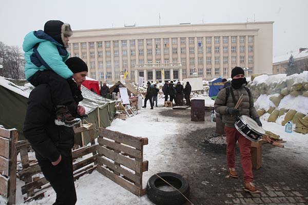 Ужгород мітингує: барикади стоять, люди прибувають, “ефект Грушевського” присутній (ФОТО) – 03 Ужгород мітингує: барикади стоять, люди прибувають, “ефект Грушевського” присутній (ФОТО) – 03
