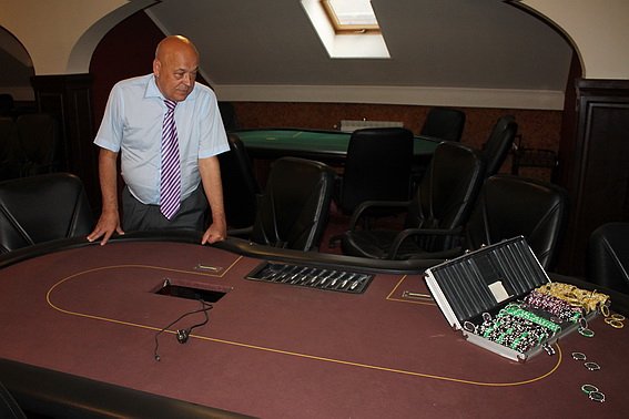 Новий керівник Закарпаття був особисто присутній на закритті підпільного казино в центрі Ужгорода – 03