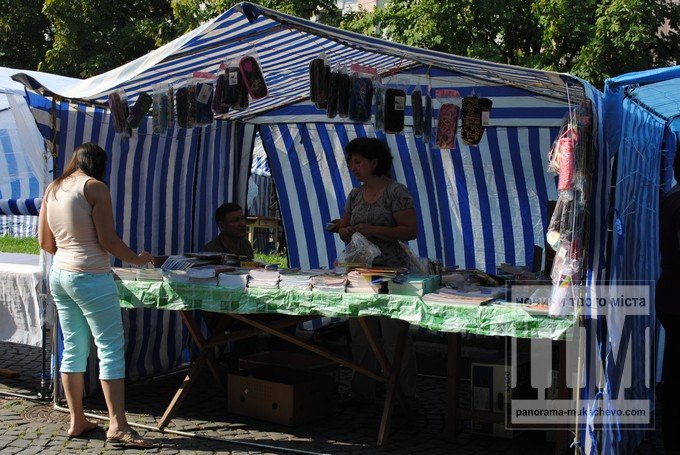 У Мукачеві розпочався традиційний шкільний ярмарок (ФОТОРЕПОРТАЖ) – 03