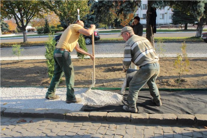 Як у Мукачеві площу Тараса Шевченка облагороджують: фоторепортаж із місця – 12