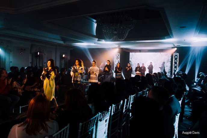 Мода заради життя: на Закарпатті відбувся ІІІ-й благодійний показ мод дизайнерки Роксолани Новак – 149