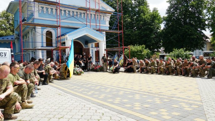 У Мукачеві попрощалися з полеглим воїном, який добровільно став на захист України – 05