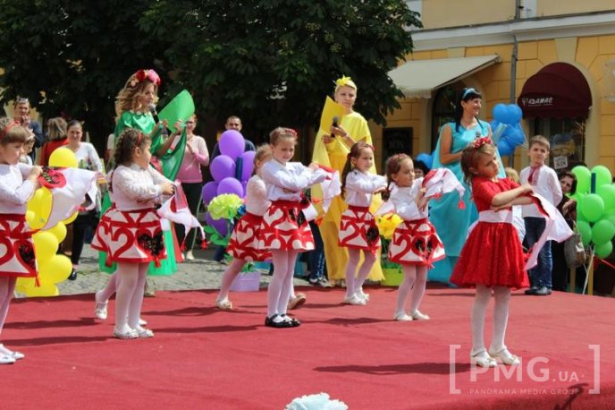 Центр Мукачева перетворився на великий концертний майданчик – 16