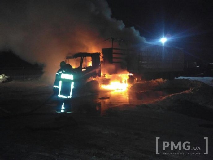 На трасі "Київ-Чоп" на Закарпатті горить вантажівка з російськими номерами – 01