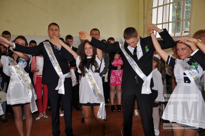У мукачівській ЗОШ №20 відбулось свято "Останнього дзвоника" (ФОТО) – 24
