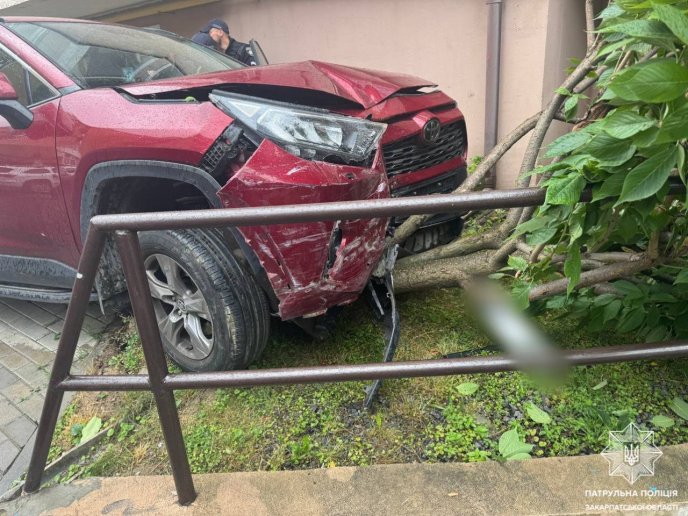 П’яна водійка протаранила чотири автівки: подробиці ДТП, яка трапилась в Ужгороді – 01 Фото — УПП Закарпатської області