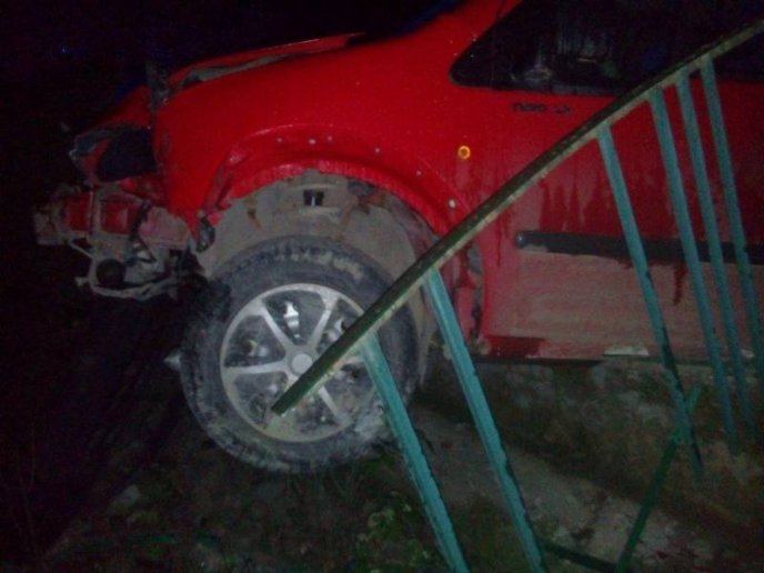 Водій на "Форді" зніс паркан приватного будинку, після чого втік з місця ДТП – 04