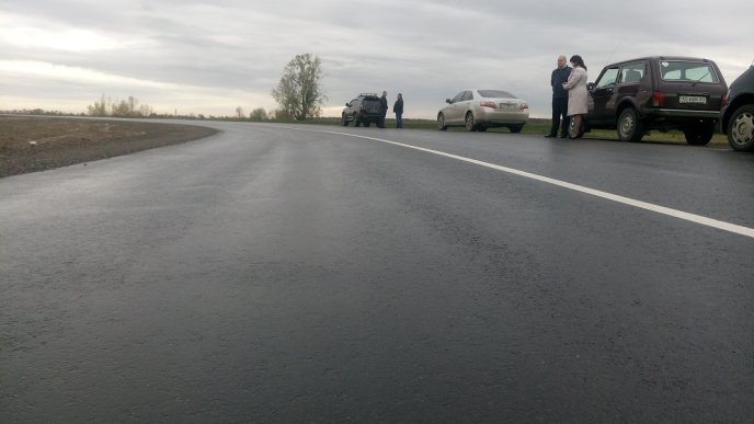 30 см "подушка", 8 см основного асфальту та 5 см вирівнюючого покриття: на Закарпатті з’явилась фантастична дорога – 03