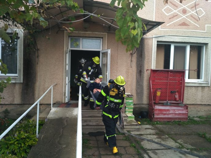 У Тячеві рятувальники ліквідували пожежу на об’єкті з масовим перебуванням людей – 03