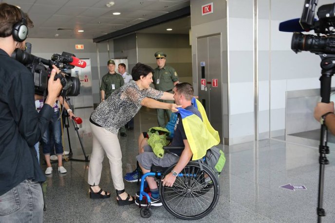 Поранений у зоні АТО закарпатський прикордонник повернувся додому з лікування у США – 02