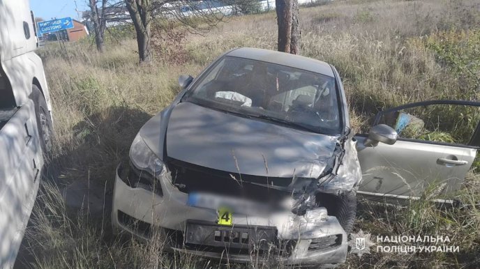 Вантажівка протаранила 4 автівки на блокпосту: поліція показала фото понівечених машин – 03