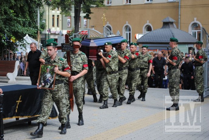 Сльози, квіти та слова подяки – у Мукачеві прощаються із загиблим Вільгельмом Штольцельом (ФОТО) – 01