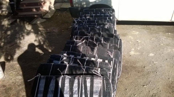 Вигадливі контрабандисти винайшли новий спосіб переправити цигарки – 06 Вигадливі контрабандисти винайшли новий спосіб переправити цигарки – 06