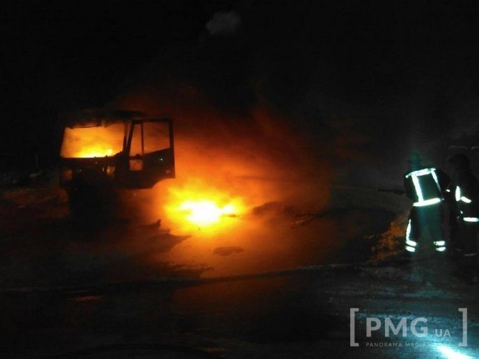 На трасі "Київ-Чоп" на Закарпатті горить вантажівка з російськими номерами – 06